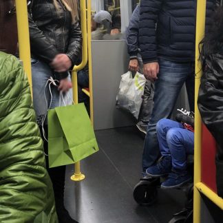 Subway, Vienna, U3, large crowd, two short rides